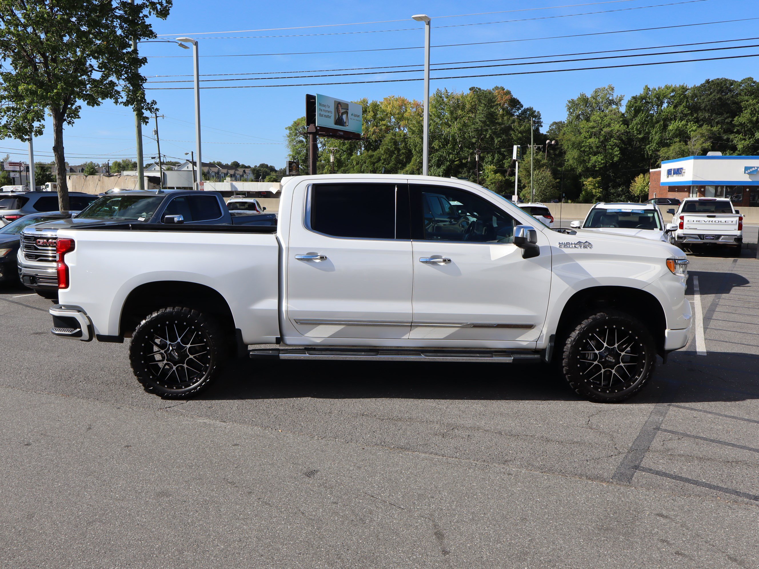 Used 2022 Chevrolet Silverado 1500 High Country w/ High Country Premium Package AWD/4WD image 11