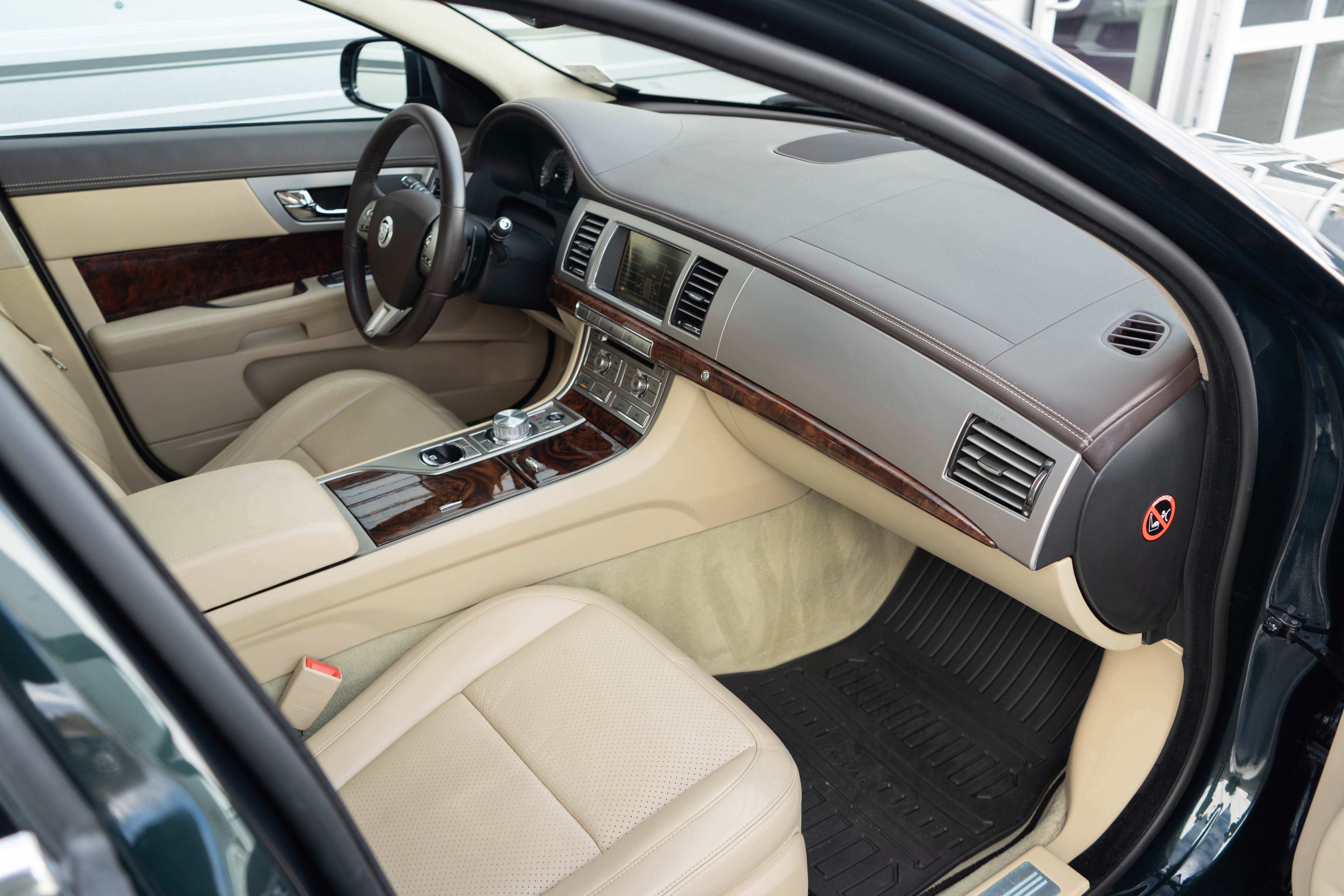 Used 2011 Jaguar XF Portfolio image 28