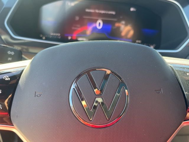 Used 2023 Volkswagen Tiguan SE R-Line image 32