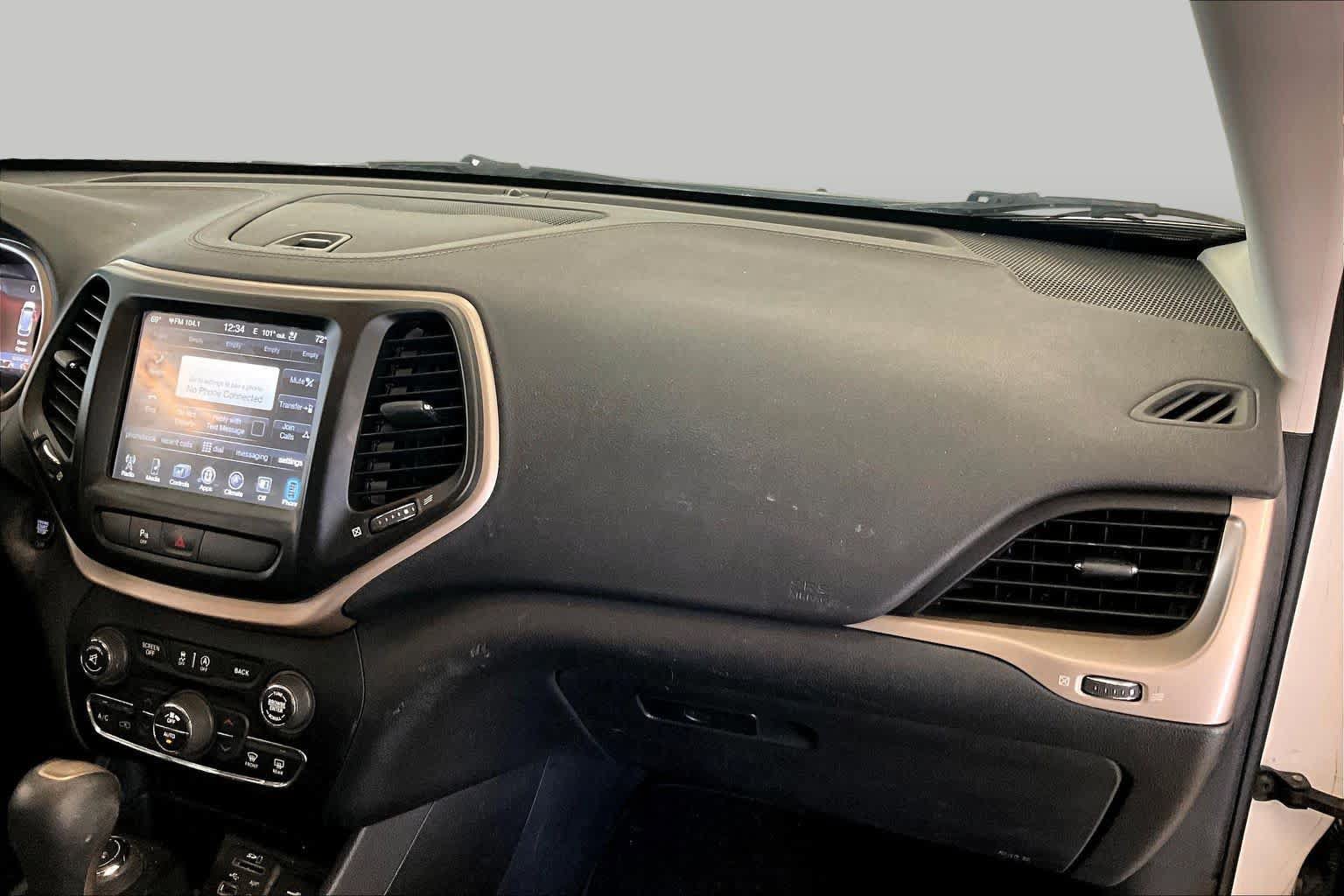 Used 2018 Jeep Cherokee Limited w/ Luxury Group AWD/4WD image 17