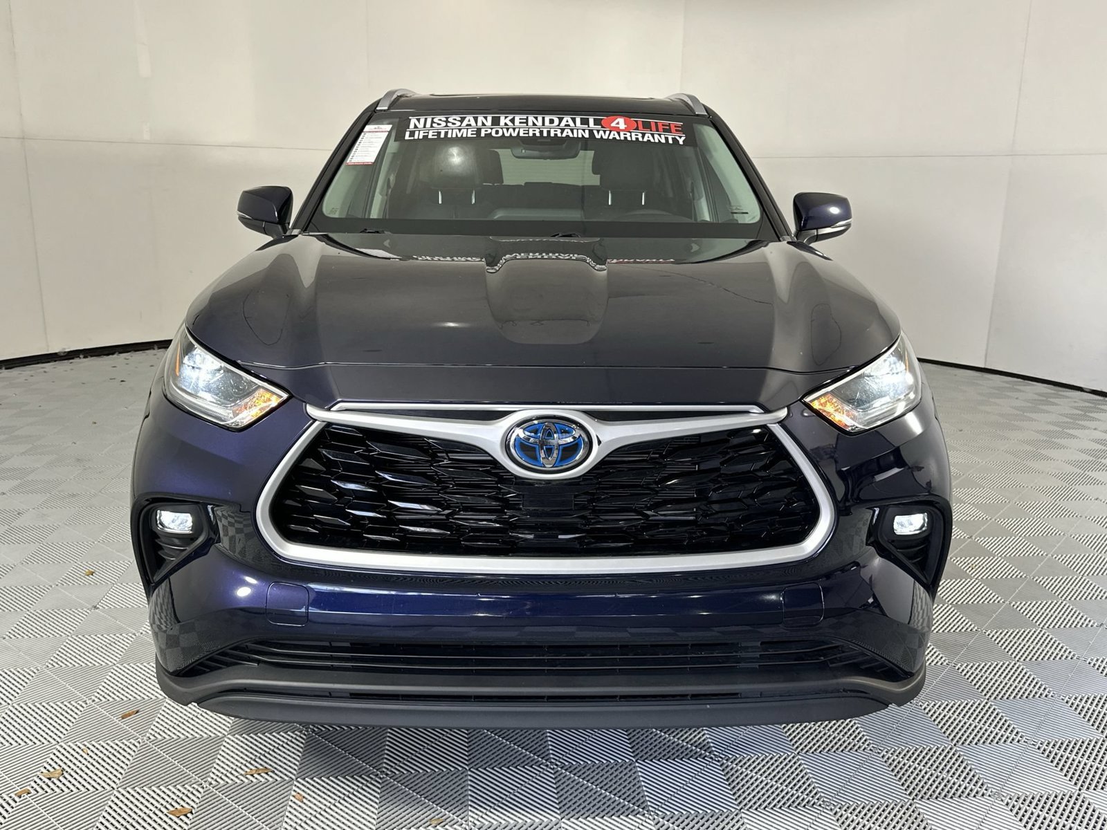 Used 2021 Toyota Highlander XLE FWD image 3