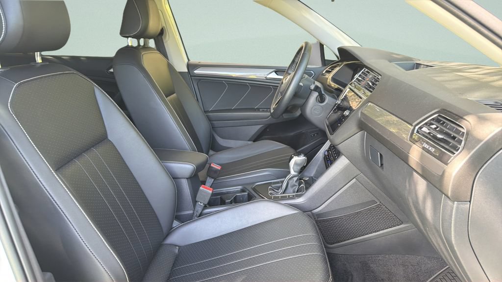 Certified 2022 Volkswagen Tiguan SE FWD image 32