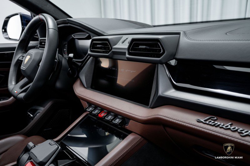 Used 2025 Lamborghini Urus SE image 44