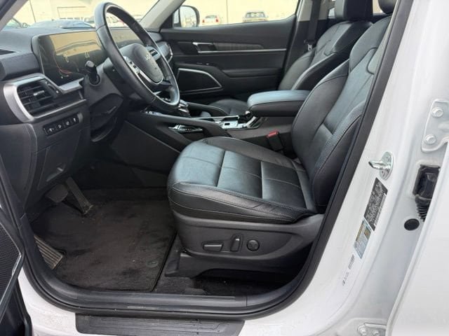 Used 2024 Kia Telluride EX w/ EX Captain's Chair Package AWD/4WD image 26