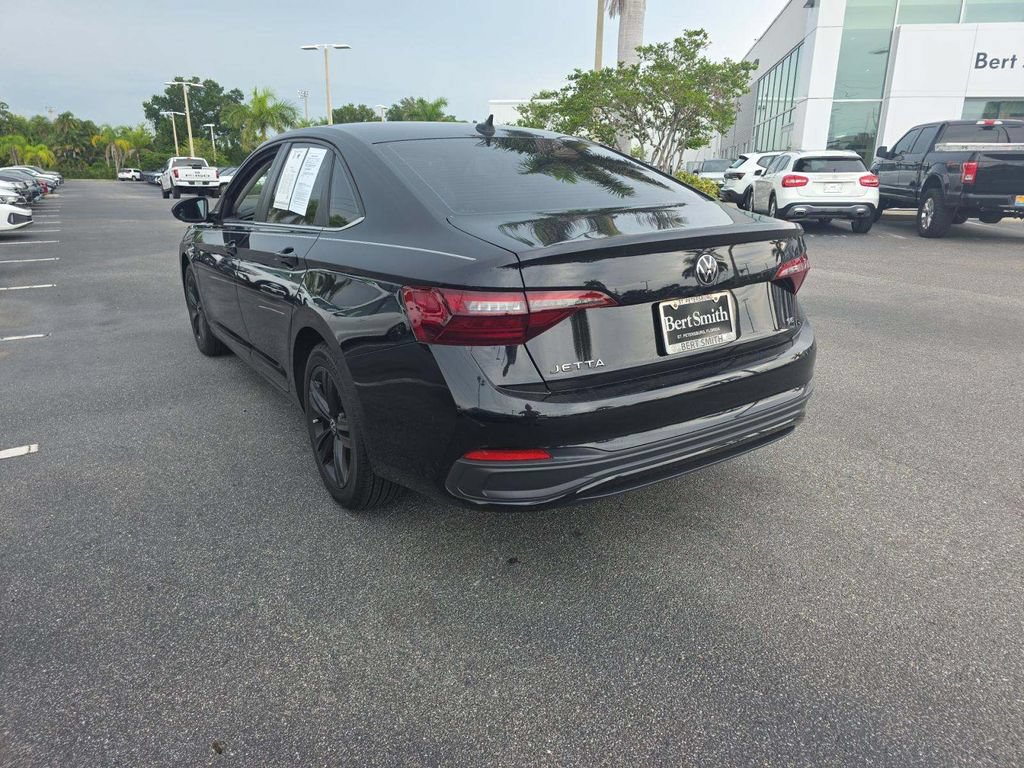 Used 2023 Volkswagen Jetta SE FWD image 3