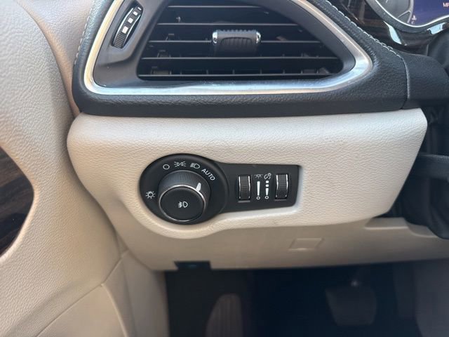 Used 2024 Chrysler Pacifica Limited image 15