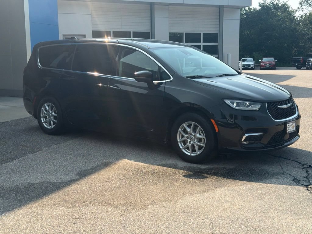 Used 2023 Chrysler Pacifica Touring-L FWD image 8