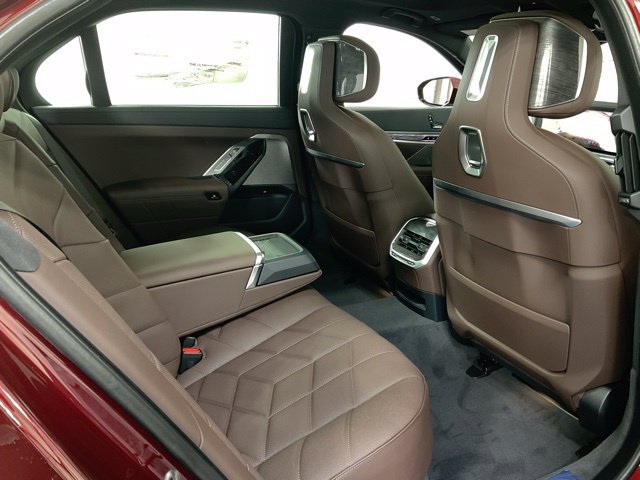 Used 2025 BMW 750e xDrive AWD/4WD image 42