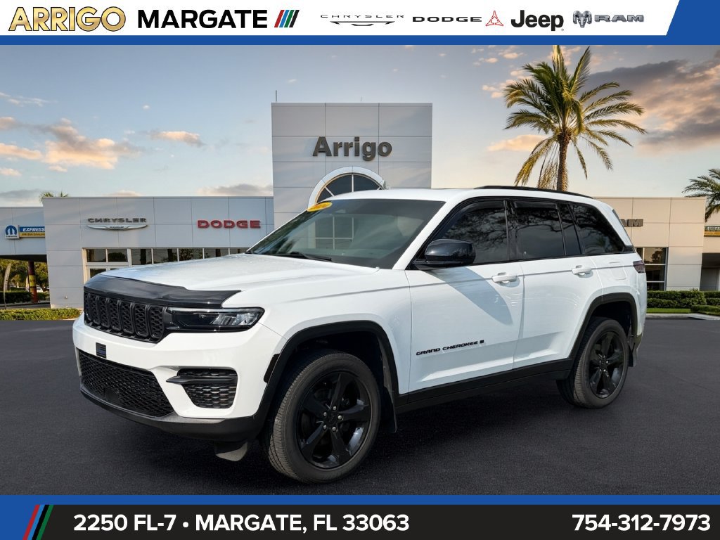 Used 2024 Jeep Grand Cherokee Altitude RWD image 3