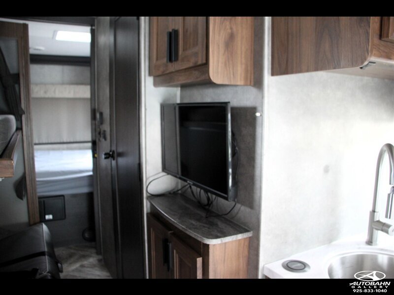 Used 2022 Ford E-450 and Econoline 450 Super Duty w/ Motorhome Prep Package RWD image 34