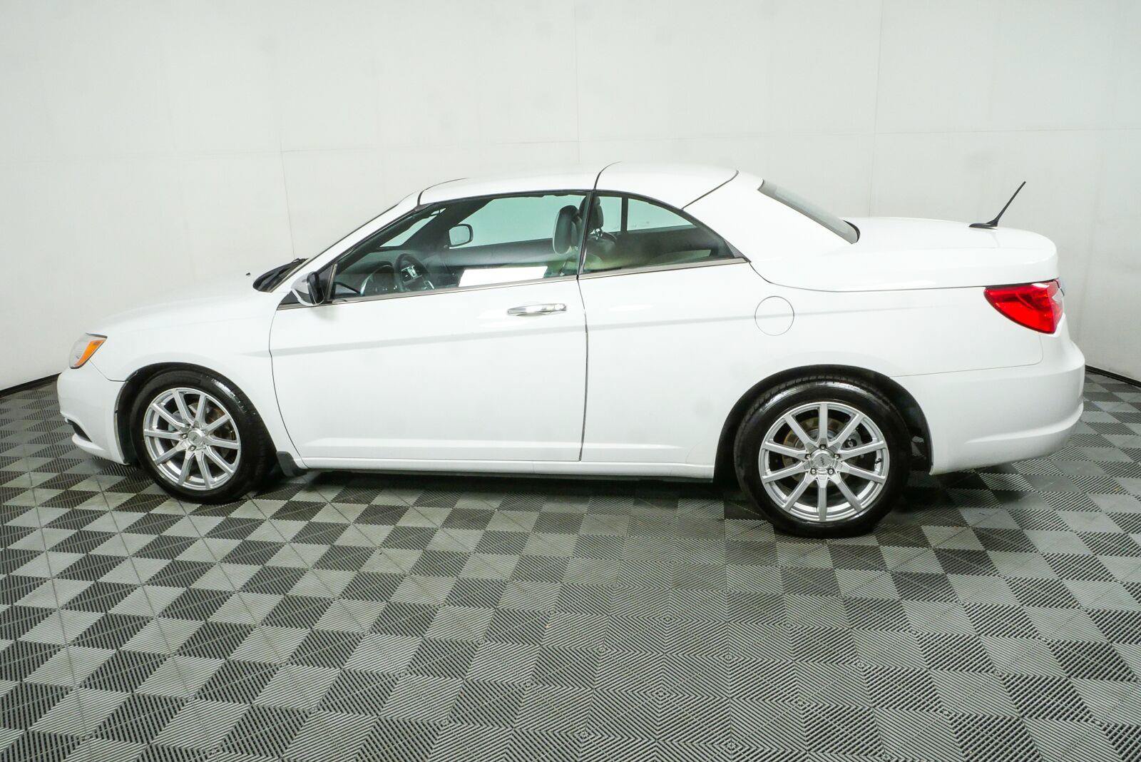 Used 2013 Chrysler 200 Limited FWD image 29