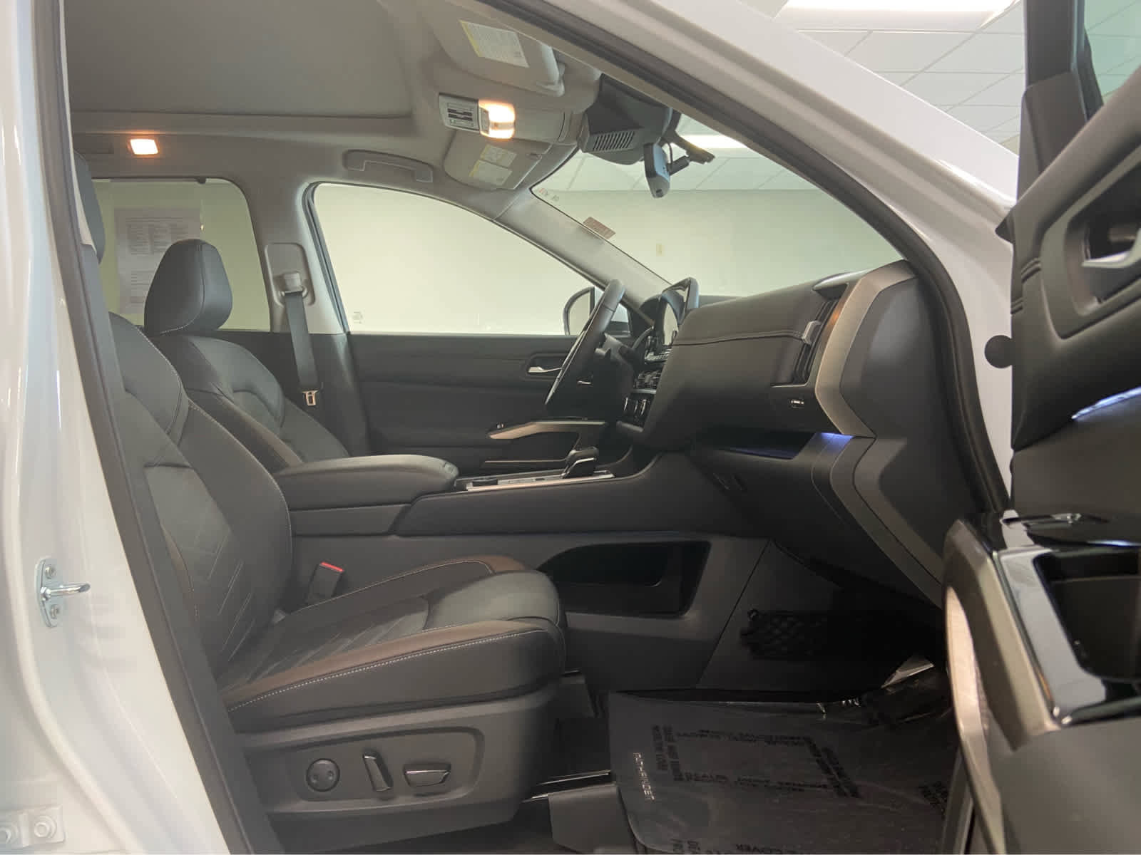 Used 2025 Nissan Pathfinder Platinum w/ Cargo Package image 15