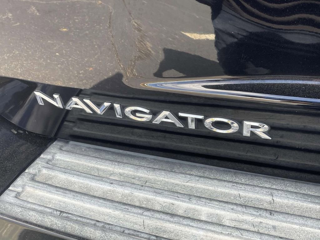 Used 2017 Lincoln Navigator Select image 8