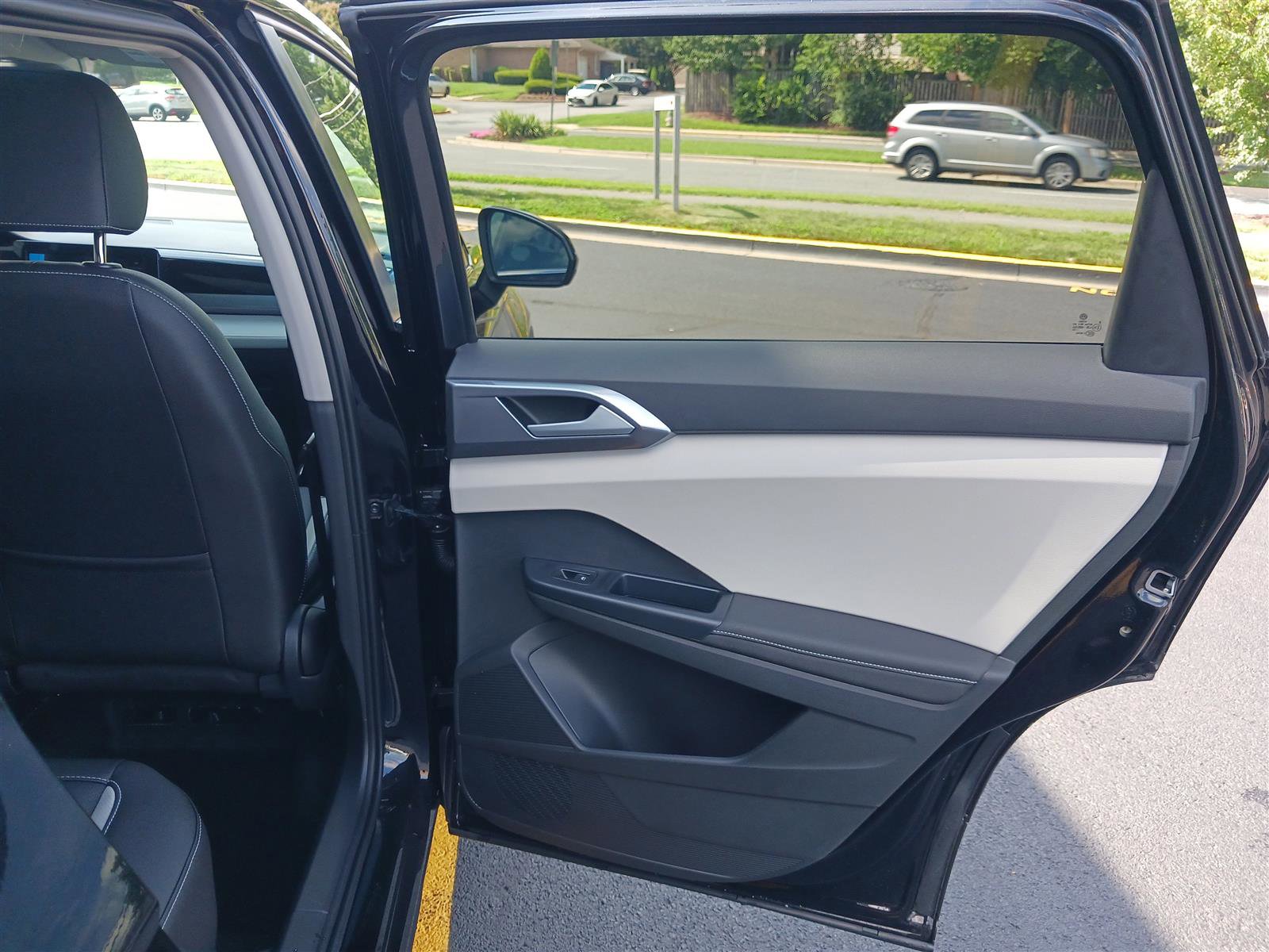 New 2025 Volkswagen Taos SEL image 30