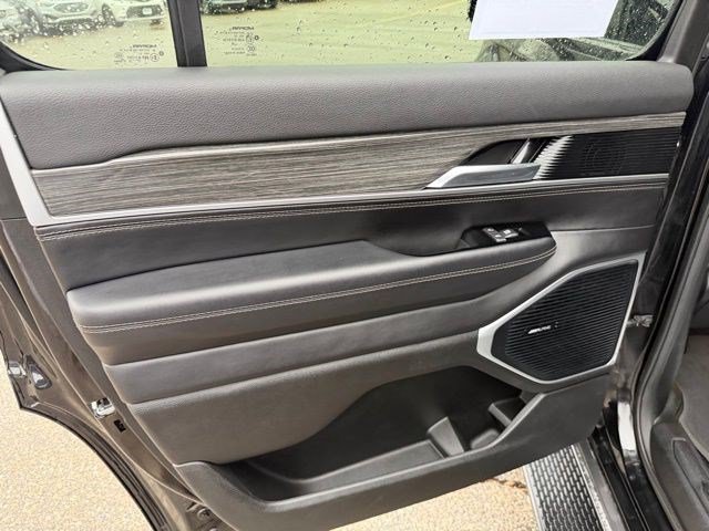 Used 2022 Jeep Wagoneer Series III AWD/4WD image 13