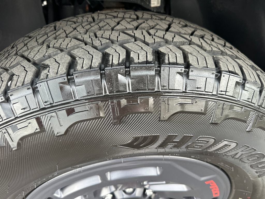 Used 2025 Nissan Frontier PRO-4X AWD/4WD image 13
