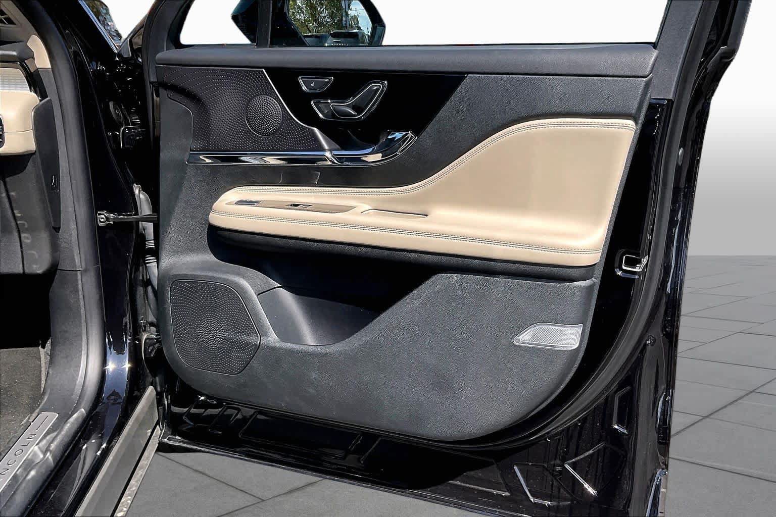 Used 2025 Lincoln Corsair FWD image 21
