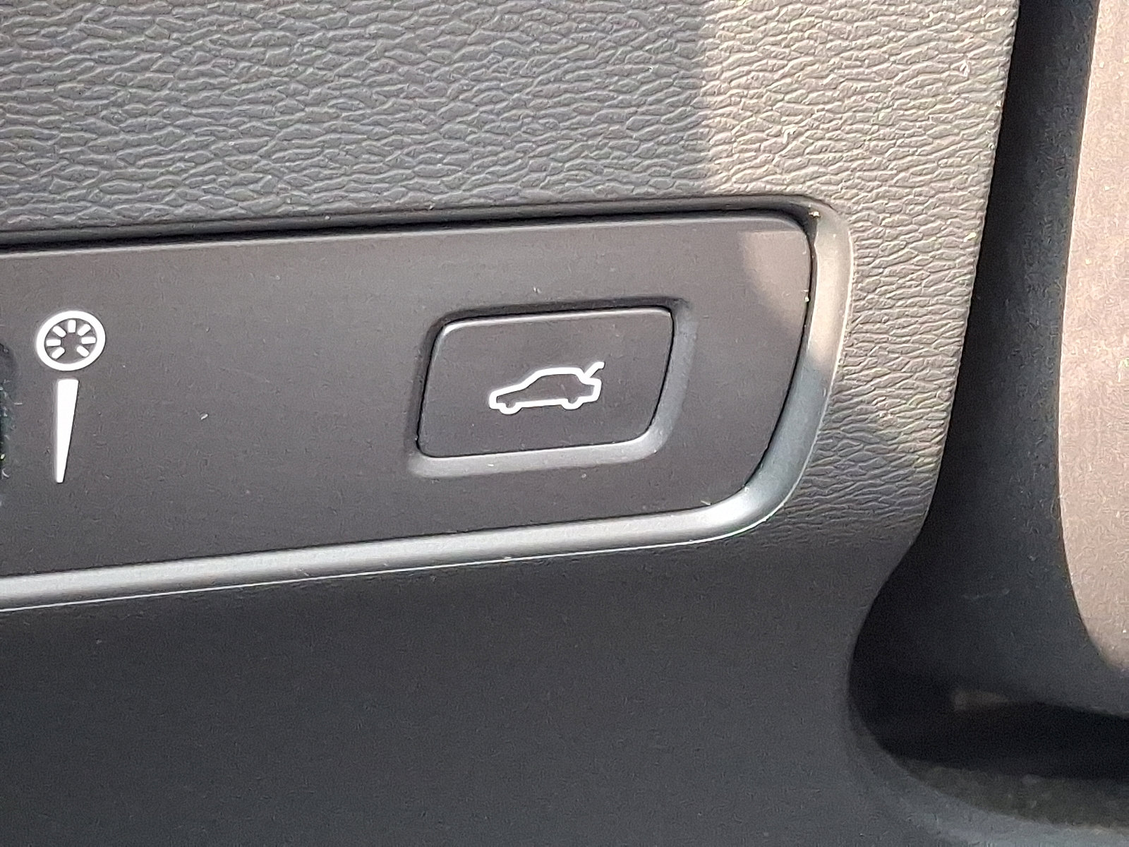 Used 2019 Volvo XC40 T5 Momentum image 24