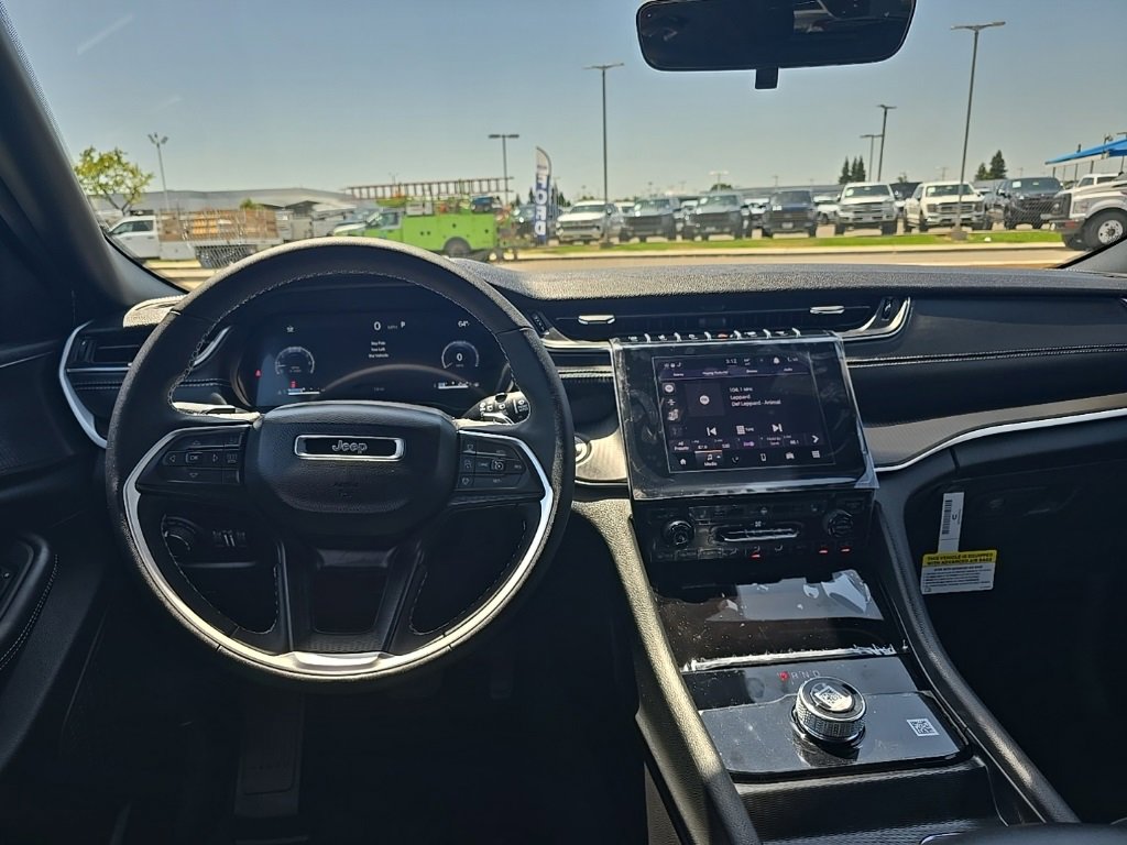 New 2025 Jeep Grand Cherokee Altitude image 23