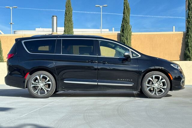 New 2026 Chrysler Pacifica Pinnacle image 3