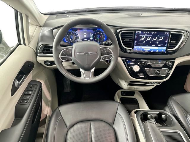 Used 2024 Chrysler Pacifica Touring-L image 11