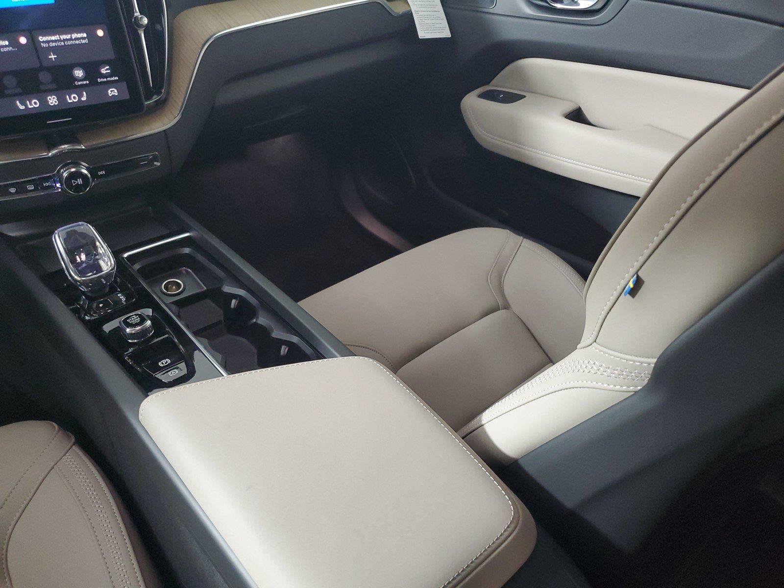 New 2027 Volvo XC60 B5 Plus AWD/4WD image 17