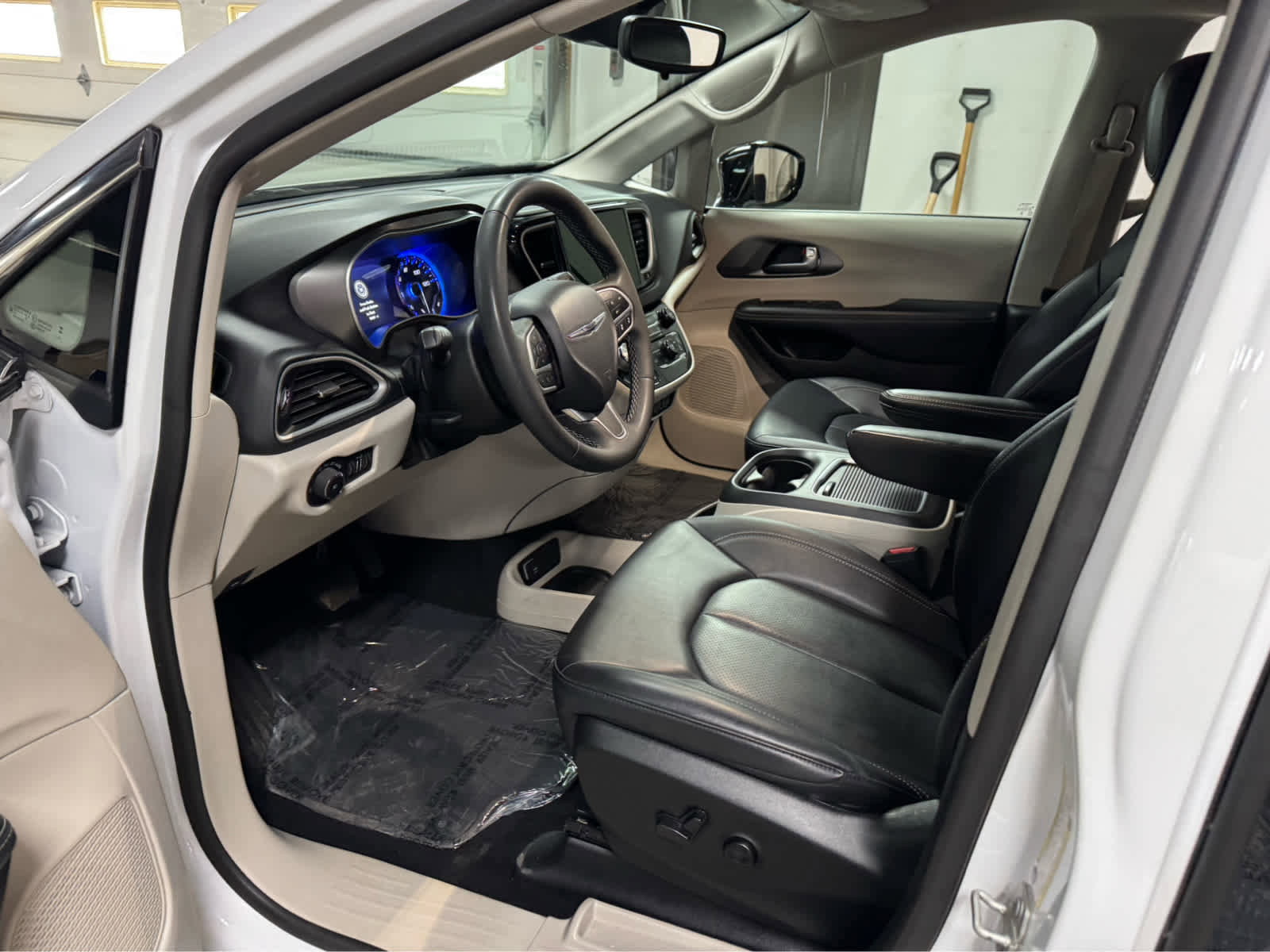 Used 2024 Chrysler Pacifica Touring-L image 15