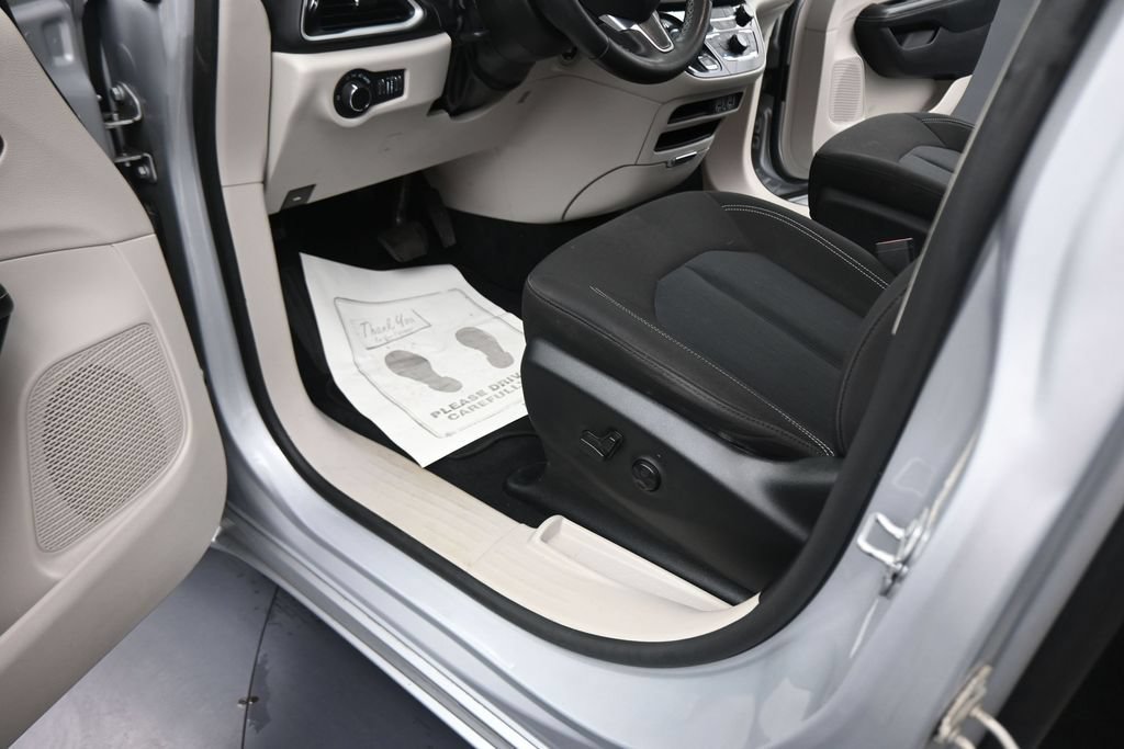 Used 2022 Chrysler Voyager LX FWD image 41