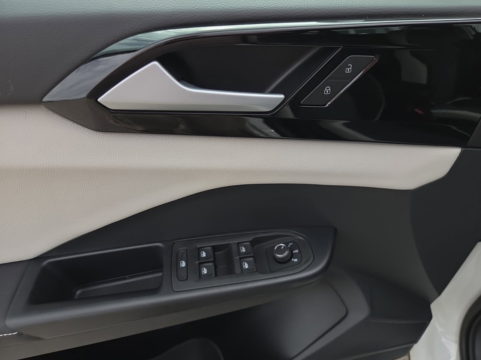 New 2027 Volkswagen Taos S FWD image 20