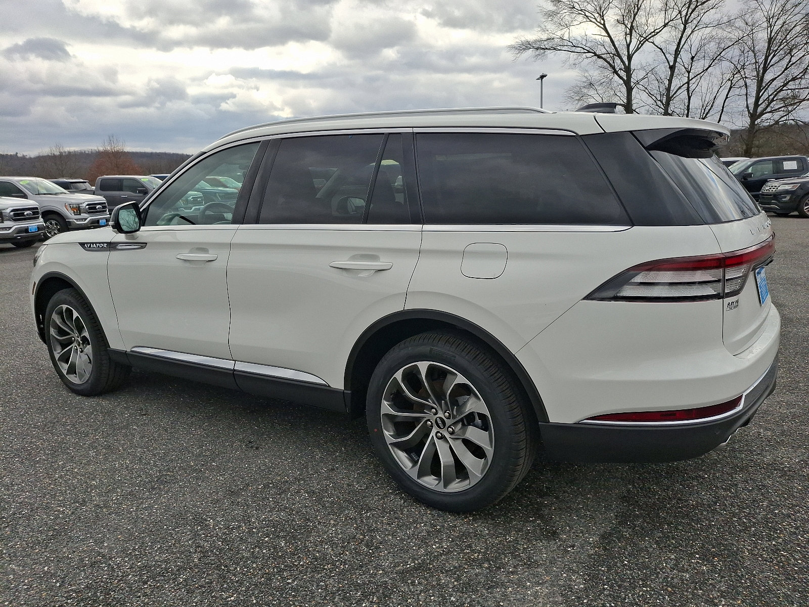 New 2025 Lincoln Aviator AWD image 3