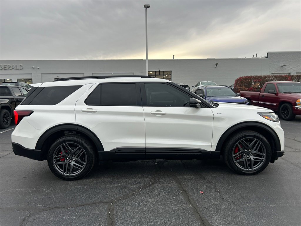 Used 2025 Ford Explorer ST-Line w/ Premium Package image 9