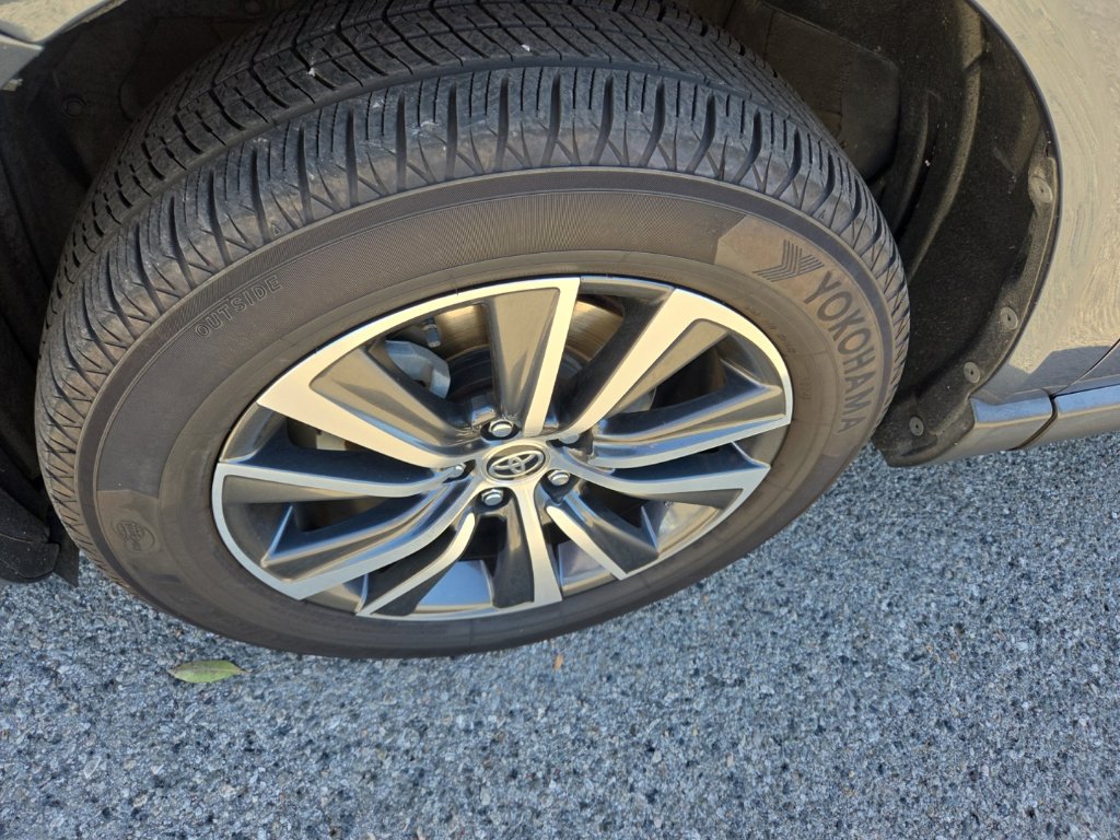 Used 2021 Toyota Venza LE w/ Carpet Mat Package (TMS) AWD/4WD image 9