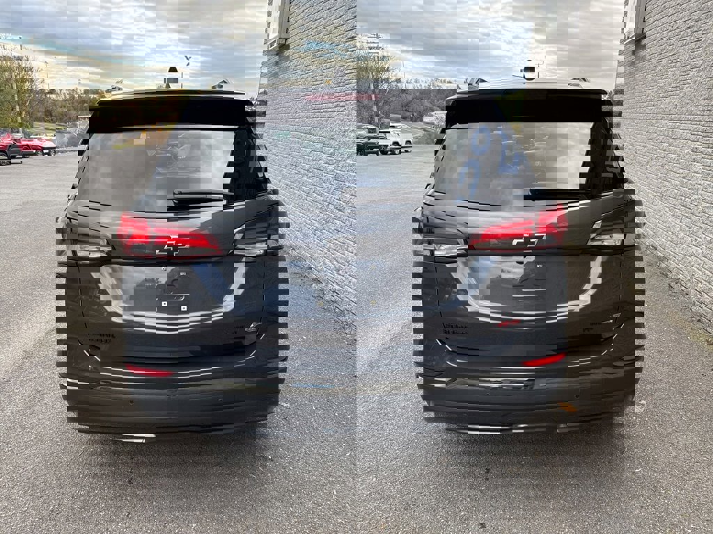 Used 2022 Chevrolet Equinox RS w/ Infotainment Package image 6