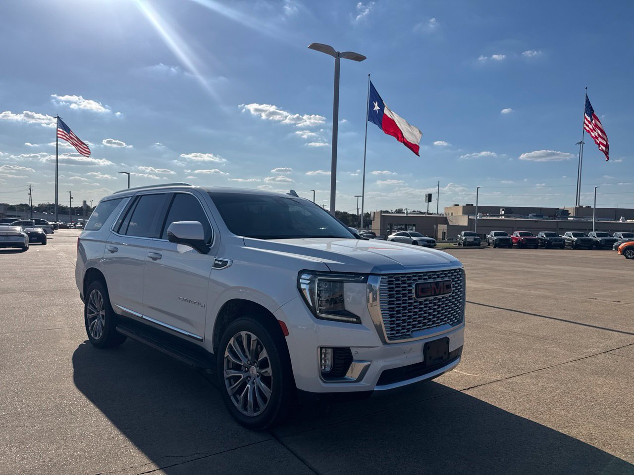 Used 2021 GMC Yukon Denali w/ LPO, Illumination Package AWD/4WD image 1