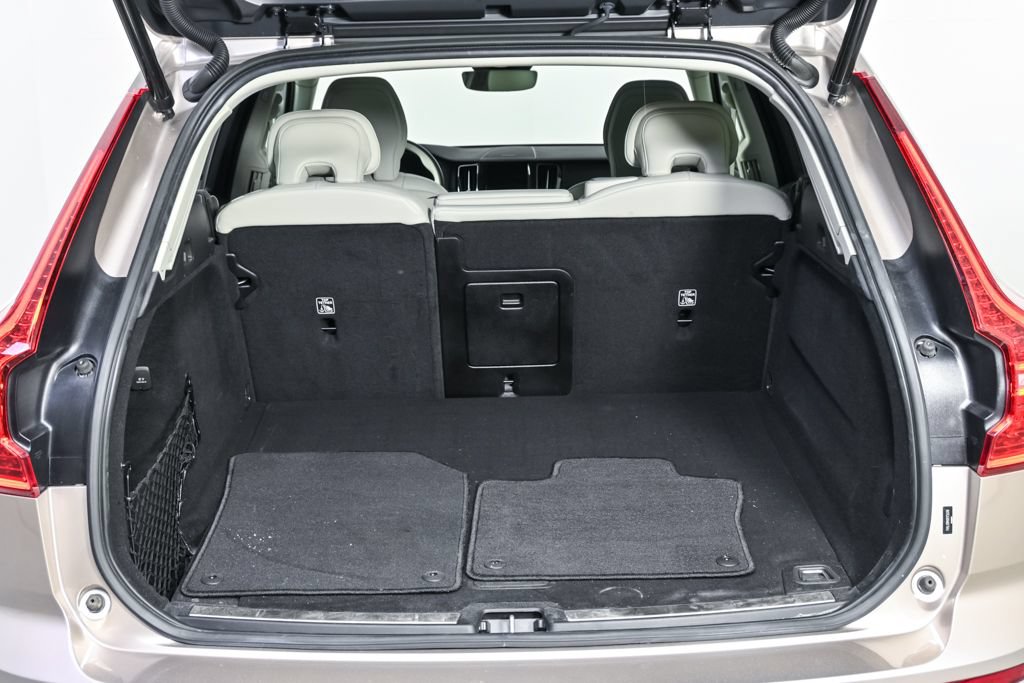 Certified 2024 Volvo XC60 B5 Ultimate AWD/4WD image 32