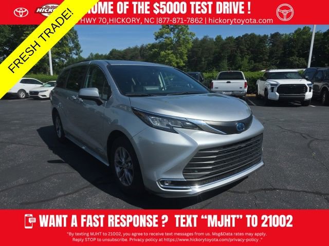 Used 2021 Toyota Sienna XLE FWD image 1