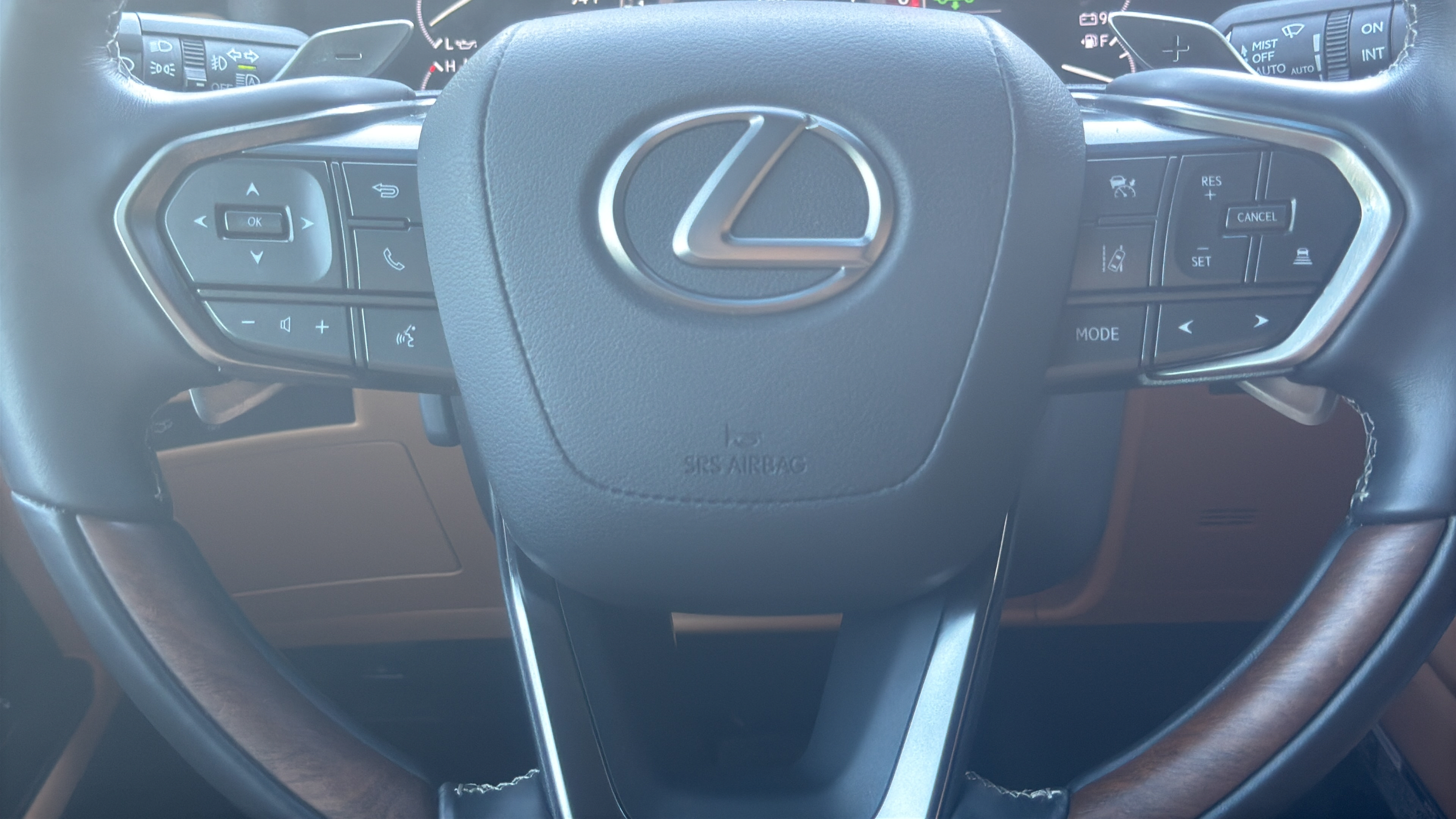 Used 2024 Lexus LX 600 4WD w/ Luxury Package image 17
