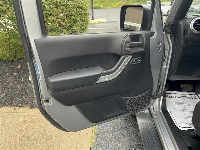 Used 2015 Jeep Wrangler Unlimited Sahara w/ Connectivity Group AWD/4WD image 9
