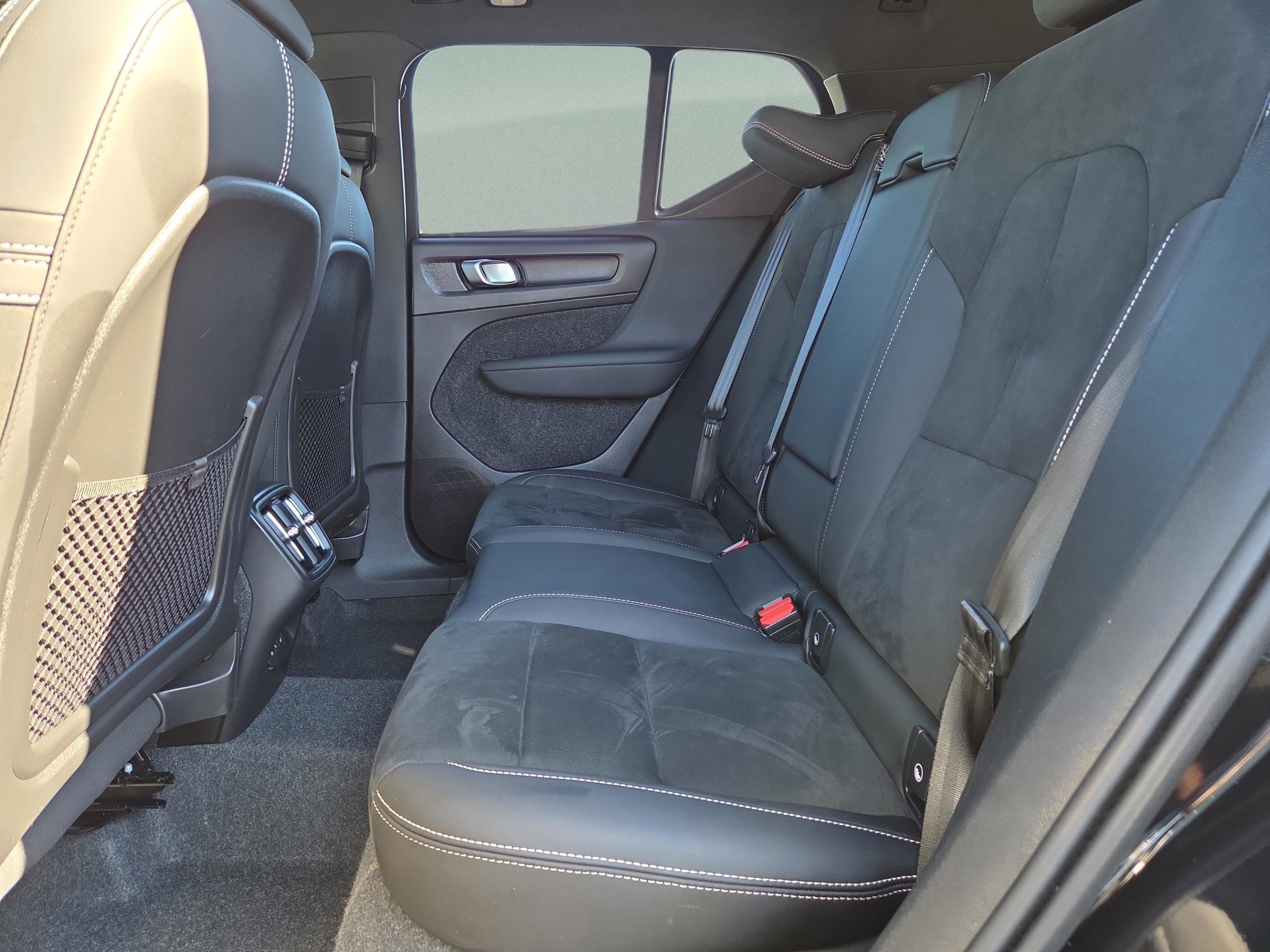 Used 2025 Volvo XC40 B5 Plus image 27