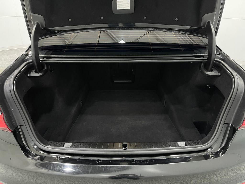 Used 2018 BMW 750i w/ Executive Package RWD image 27