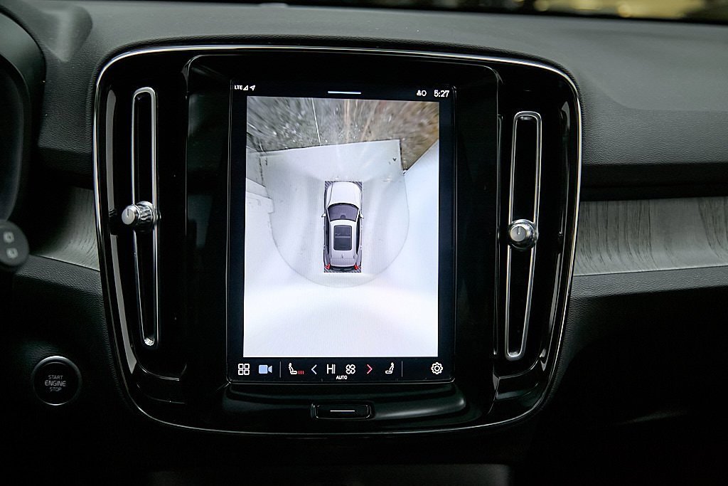 Certified 2023 Volvo XC40 B5 Plus image 28