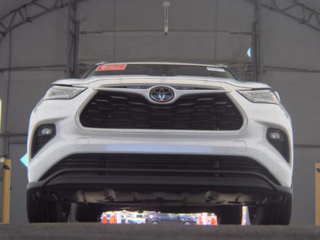 Used 2023 Toyota Highlander XLE FWD image 3