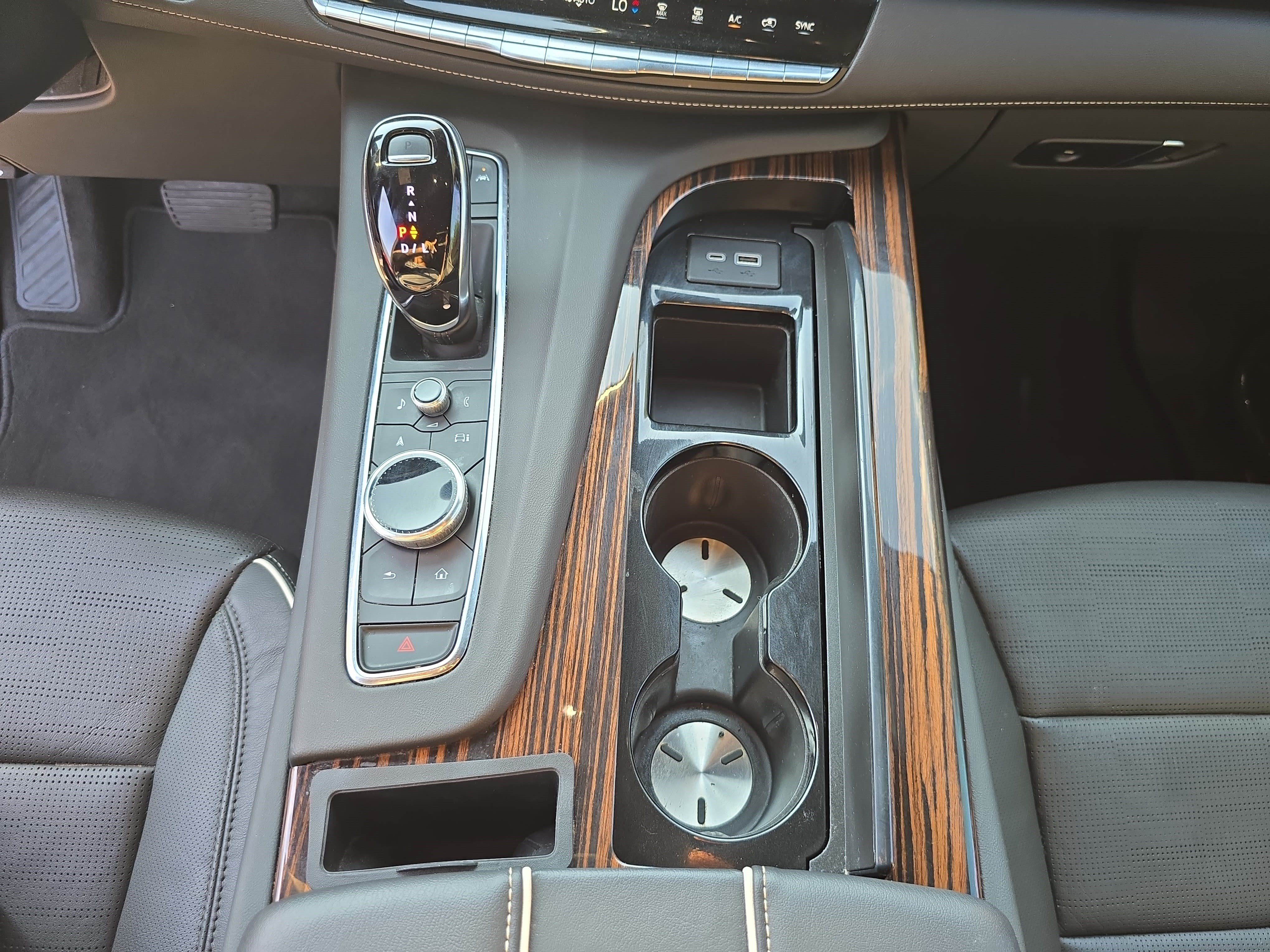 Certified 2024 Cadillac Escalade ESV Premium Luxury w/ Performance Package AWD/4WD image 20