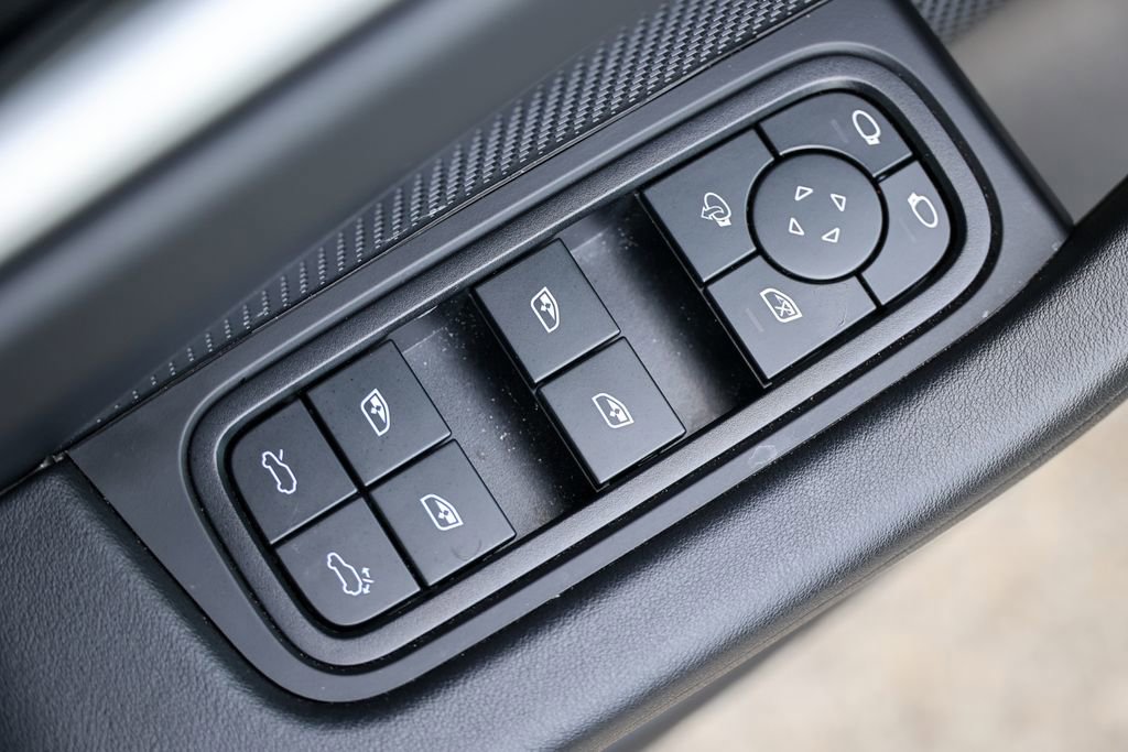 Certified 2025 Porsche Macan 4 Electric image 33