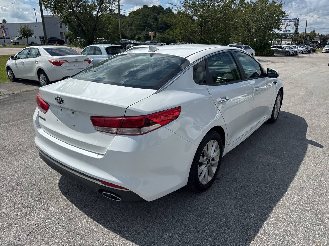 Used 2018 Kia Optima LX w/ 17" Alloy Wheels Package FWD image 5