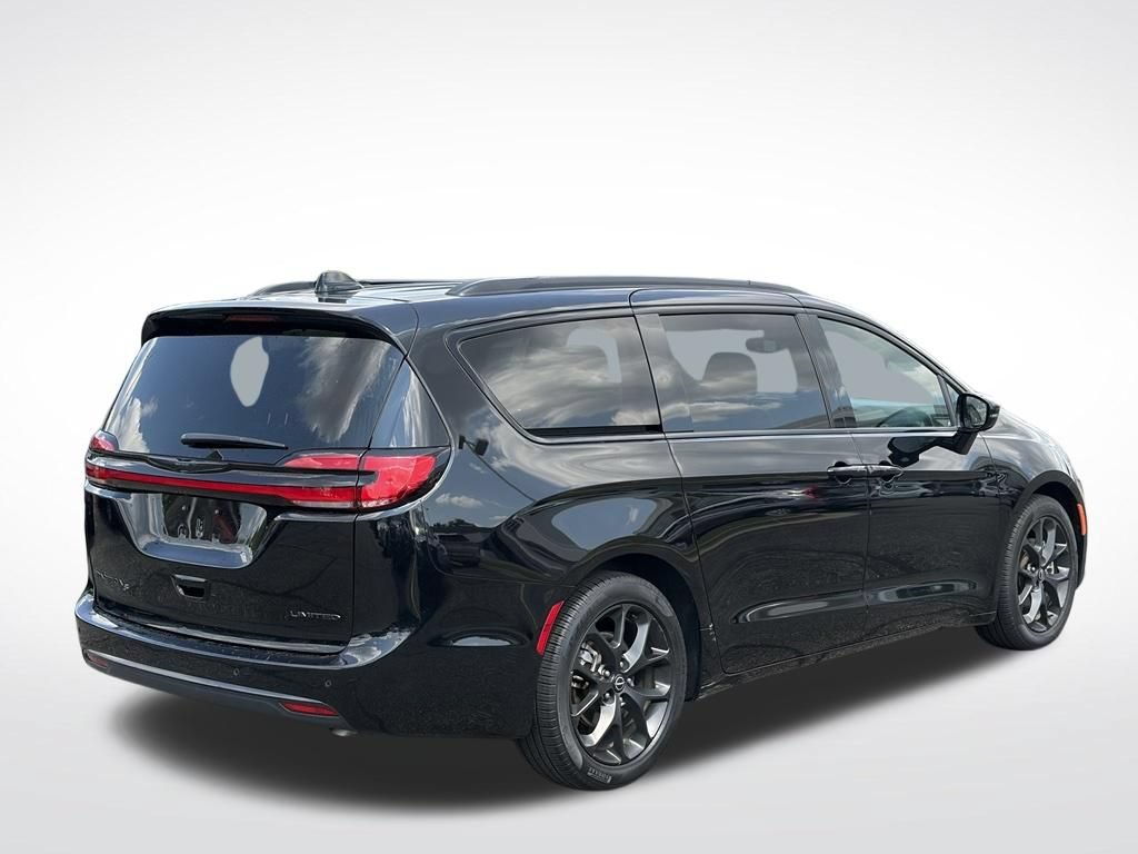 Certified 2025 Chrysler Pacifica Limited FWD image 7