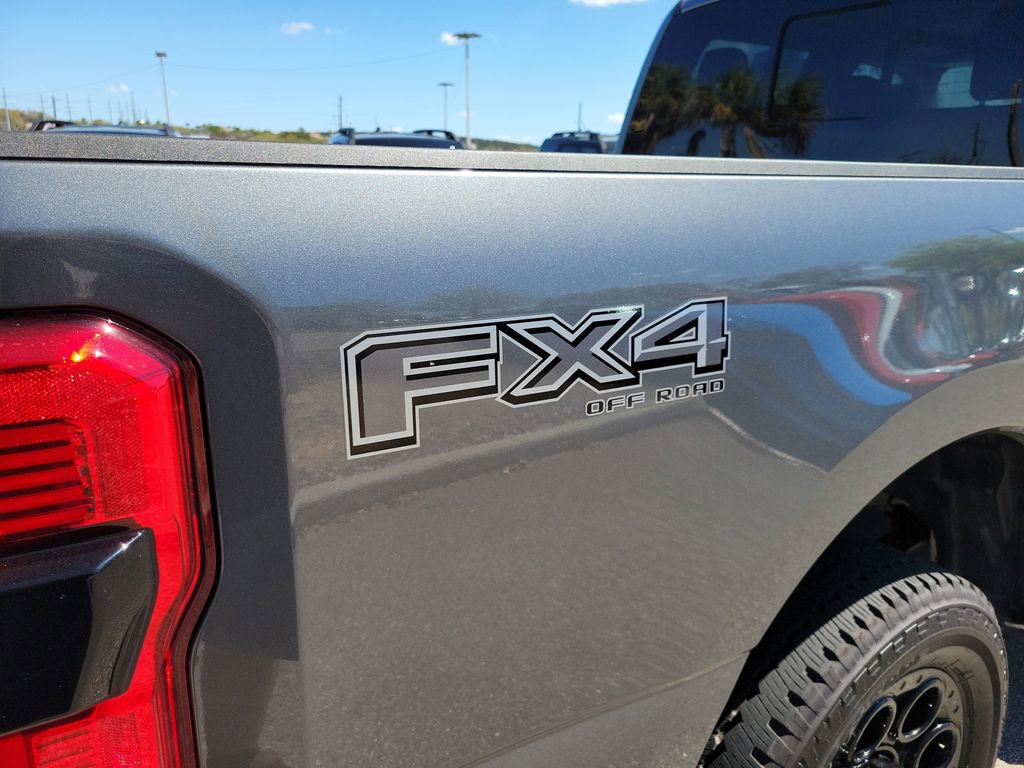 Used 2025 Ford F250 Lariat w/ Black Appearance Package image 7