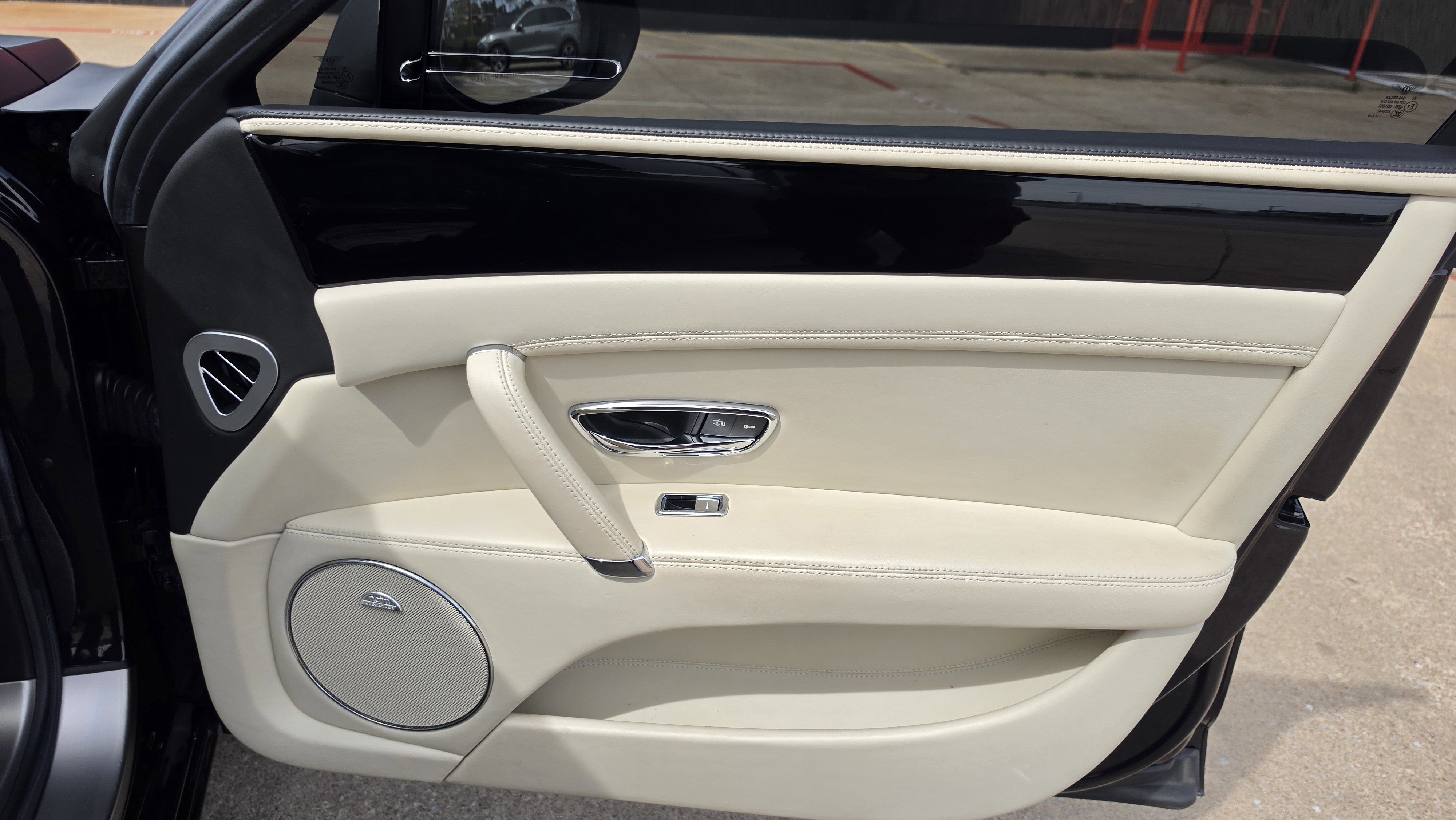 Used 2015 Bentley Flying Spur V8 image 39