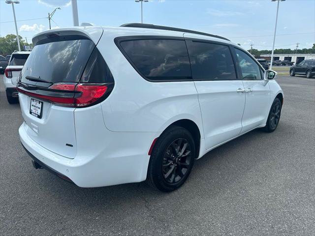 Used 2021 Chrysler Pacifica Touring-L w/ S Appearance Package AWD/4WD image 5