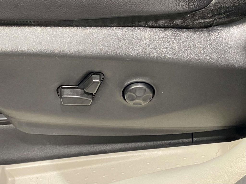 Used 2022 Chrysler Pacifica Touring-L FWD image 16